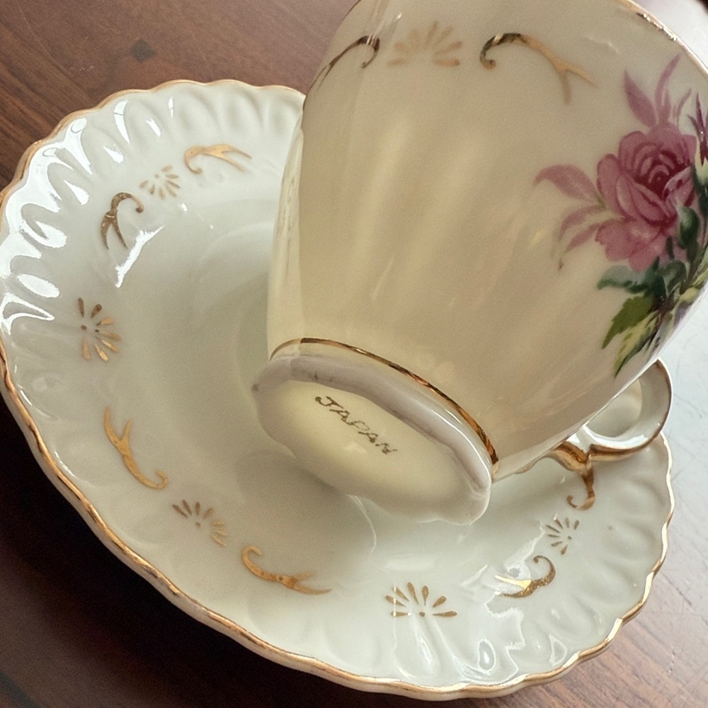 Floral White and Gold Teacup from japan vintage and rare - Picture 2 of 4